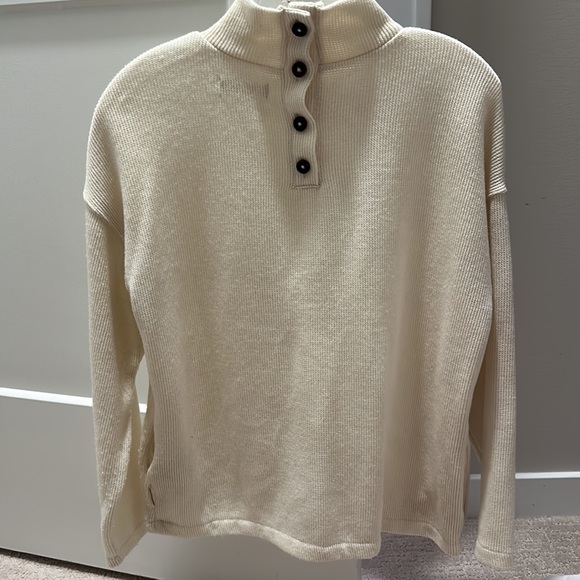 Madewell, new condition sweater with pockets. Button up in back. Size small - Picture 3 of 4